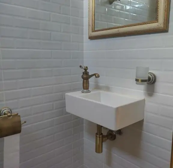 庭の見えるスタンダードトリプルルーム, Ivanka Guest House