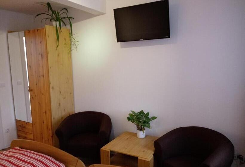 스탠다드 룸, Pension Chapeau Claque