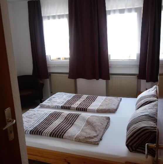 기본룸, Pension Chapeau Claque