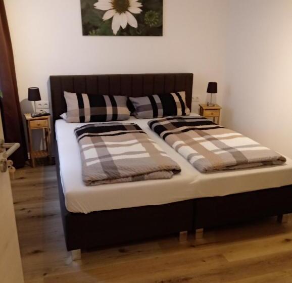 스탠다드 룸, Pension Chapeau Claque