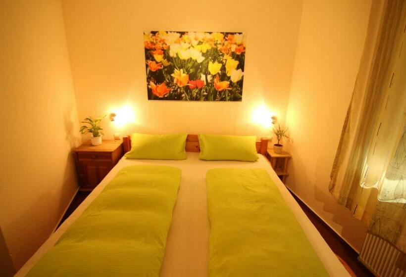 스탠다드 룸, Pension Chapeau Claque