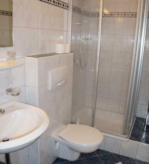 اتاق خانوادگی, Pension Strolz