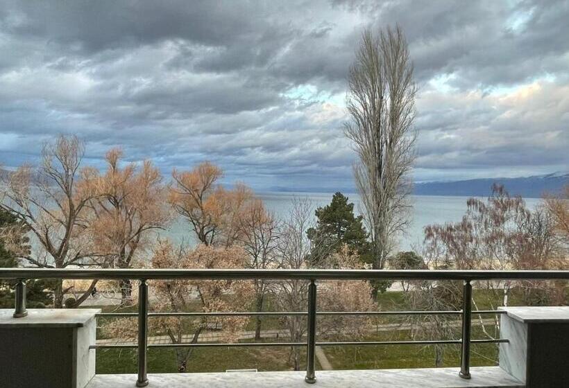 חדר משפחתי, Vila Vadeha