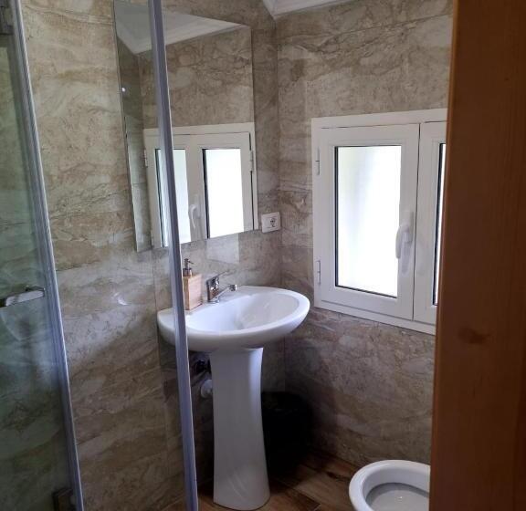 اتاق استاندارد سه نفره, Bujtina Tinari Theth