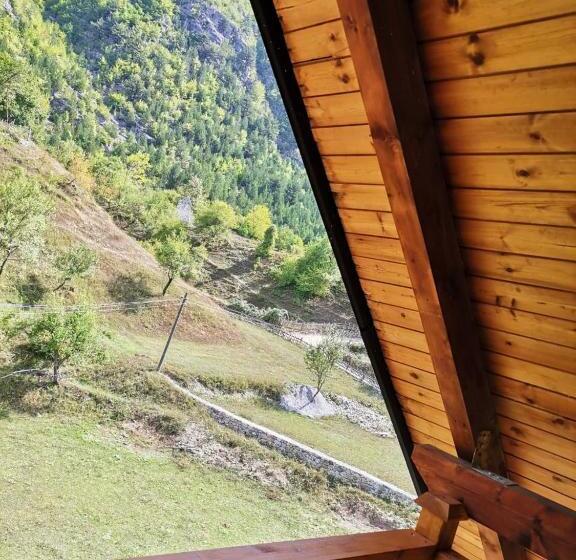 اتاق استاندارد سه تخته با بالکن, Bujtina Tinari Theth