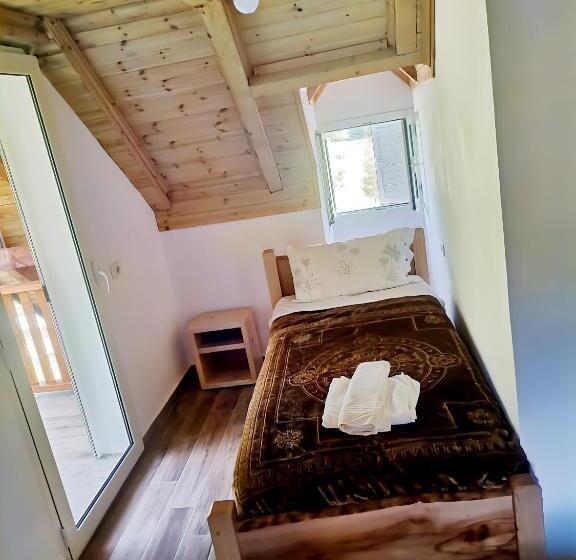 اتاق استاندارد سه تخته با بالکن, Bujtina Tinari Theth