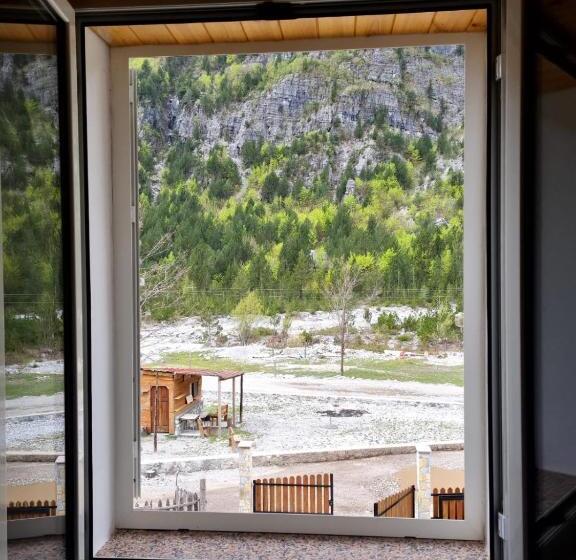 اتاق استاندارد با چشم‌انداز کوهستان, Bujtina Tinari Theth