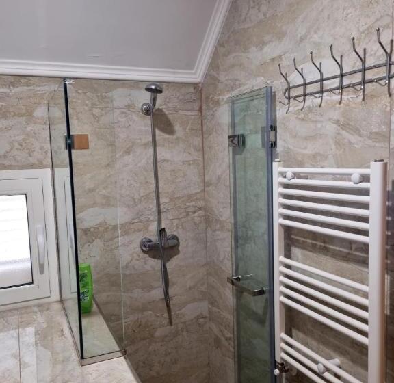 اتاق خانوادگی, Bujtina Tinari Theth