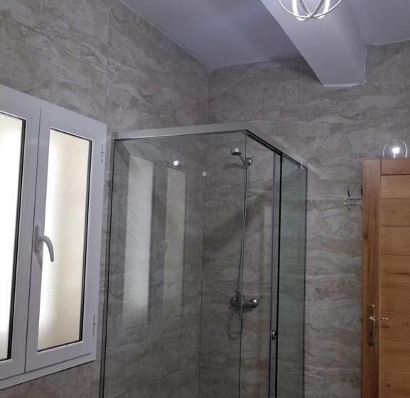 اتاق خانوادگی با سرویس بهداشتی مشترک, Bujtina Tinari Theth