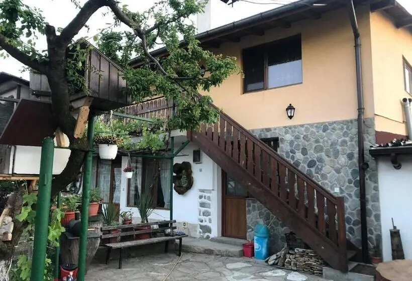 スタンダードトリプルルーム, къща за гости градината