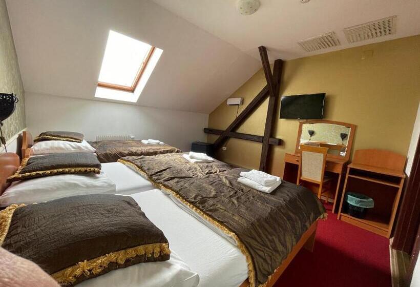 Economy Triple Room, Minaret&étterem