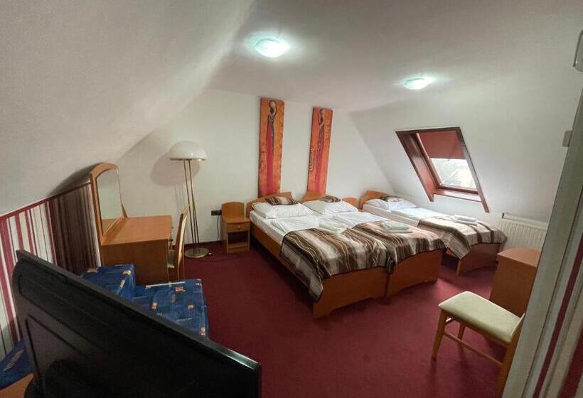 اتاق راحتی سه تخته, Minaret&étterem