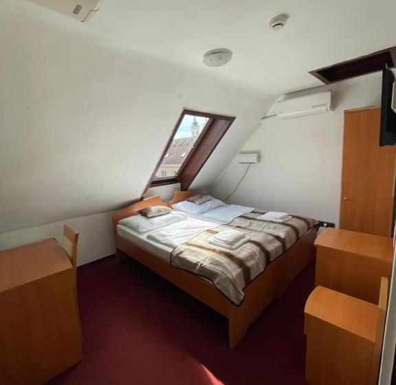 اتاق اکونومی, Minaret&étterem