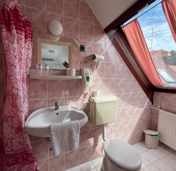 اتاق اکونومی, Minaret&étterem