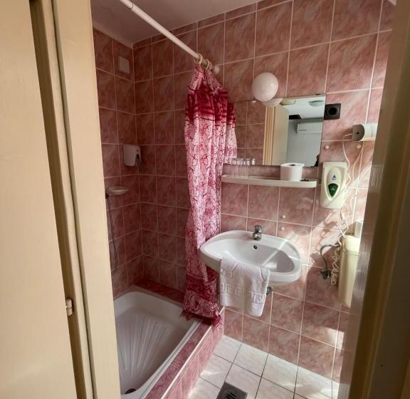 اتاق اکونومی, Minaret&étterem