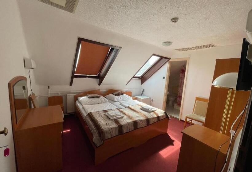 اتاق اکونومی, Minaret&étterem