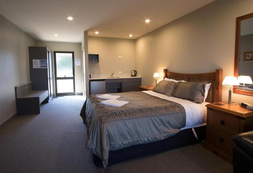 استودیوی لوکس, Stations Inn