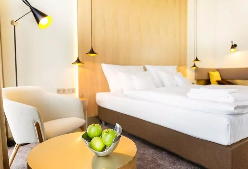 Deluxe Kolmen Hengen Huone, Golf Prague