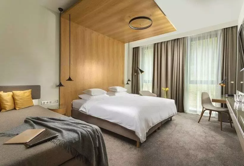 Deluxe Kolmen Hengen Huone, Golf Prague