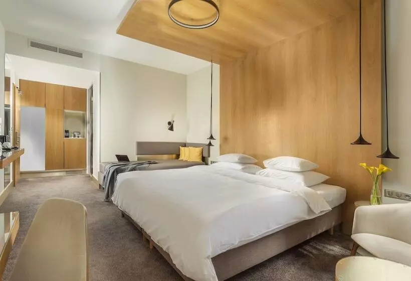 Deluxe Kolmen Hengen Huone, Golf Prague