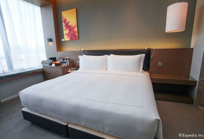 اتاق پرمیوم, One Farrer