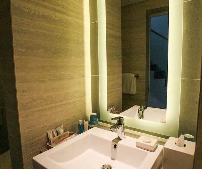 اتاق پرمیوم, One Farrer