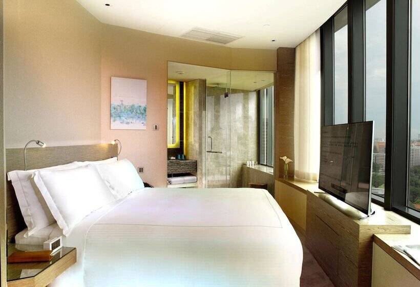 اتاق پرمیوم, One Farrer