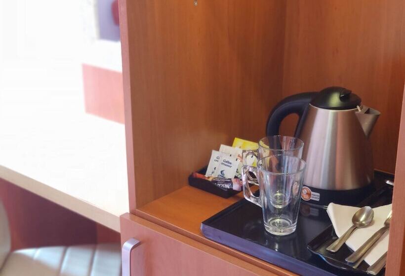 اتاق استاندارد سه نفره, Ow Sargus