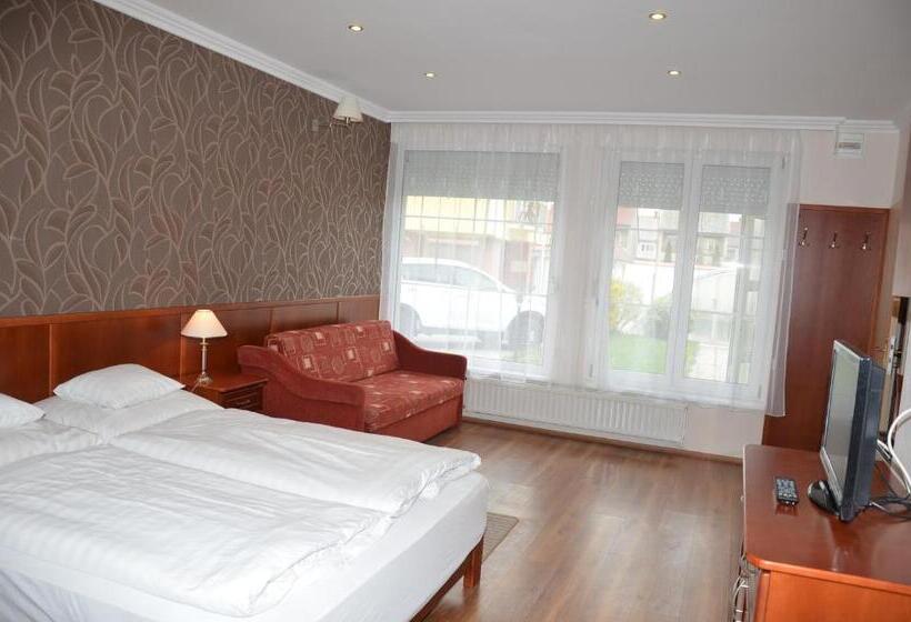 استودیوی استاندارد, Szieszta Panzió