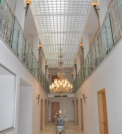 اتاق استاندارد سه نفره, The Hotel 48