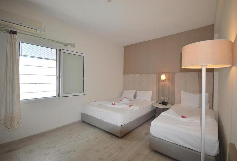 اتاق استاندارد سه نفره, The Hotel 48