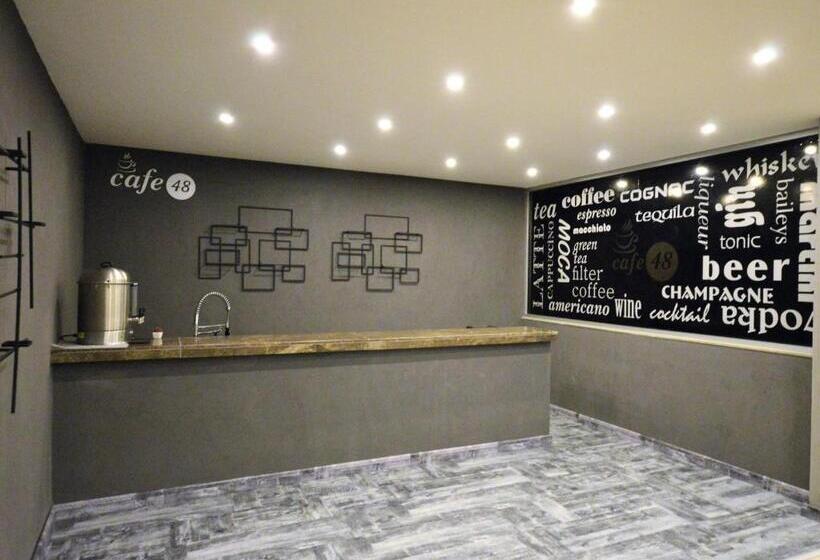 اتاق اکونومی, The Hotel 48