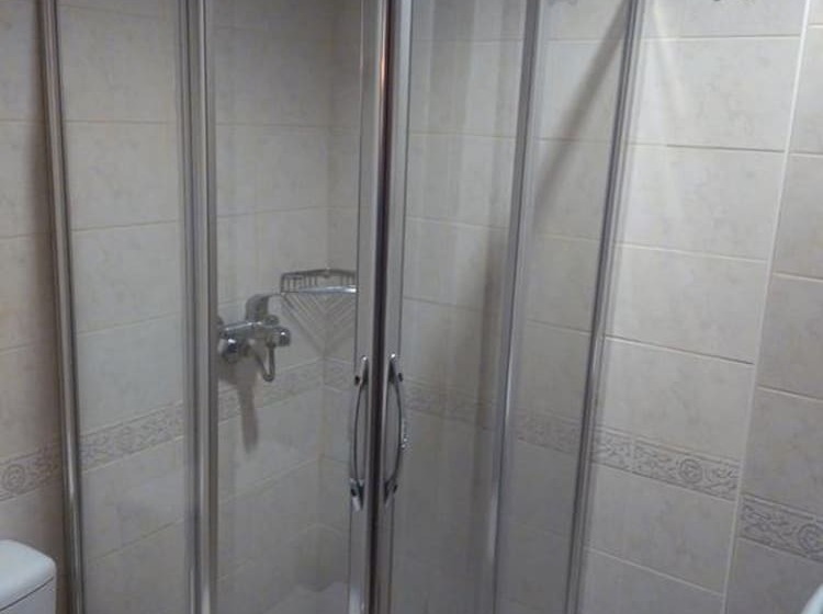 اتاق استاندارد سه نفره, The Hotel 48