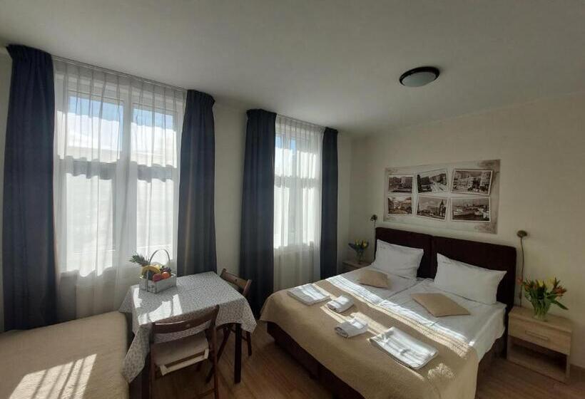 اتاق استاندارد سه نفره, Willa Julia