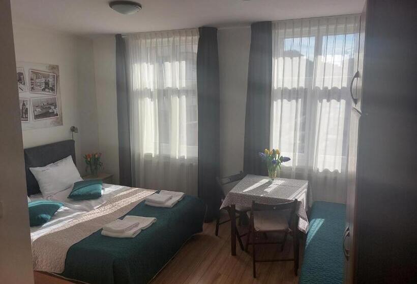 اتاق استاندارد سه نفره, Willa Julia