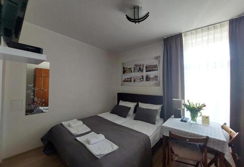 اتاق استاندارد یک نفره, Willa Julia