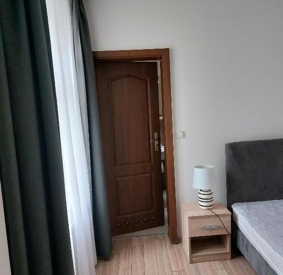 اتاق استاندارد یک نفره, Willa Julia