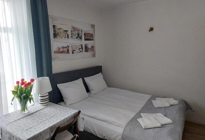 اتاق استاندارد یک نفره, Willa Julia