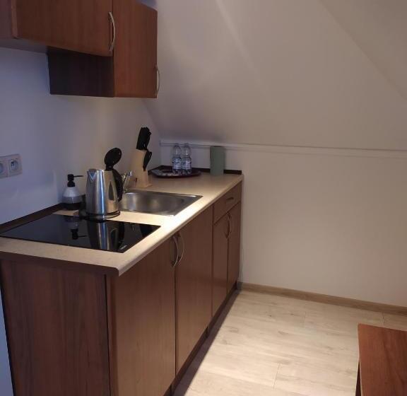 اتاق لوکس سه تخته, Willa Julia