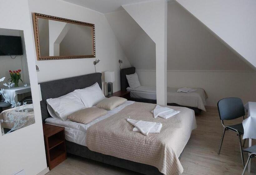 اتاق لوکس سه تخته, Willa Julia