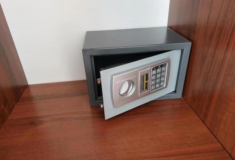 اتاق راحتی سه تخته, Willa Julia