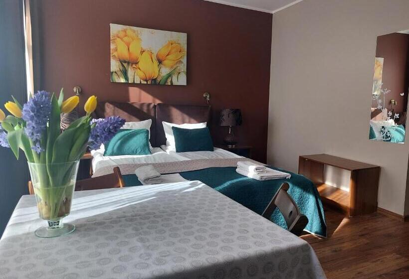 اتاق استاندارد سه نفره, Willa Julia