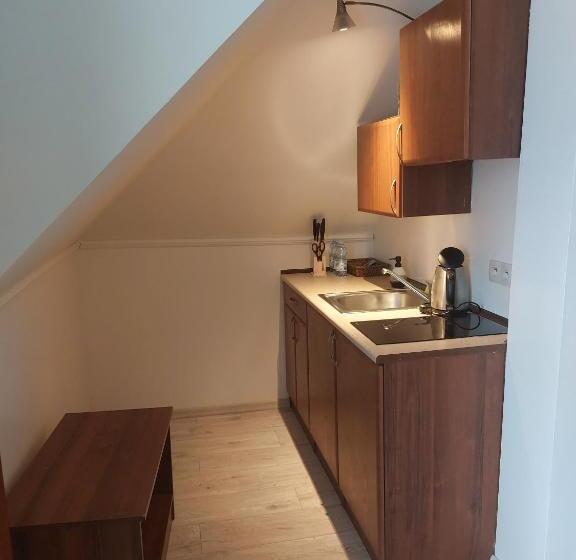 اتاق لوکس سه تخته, Willa Julia