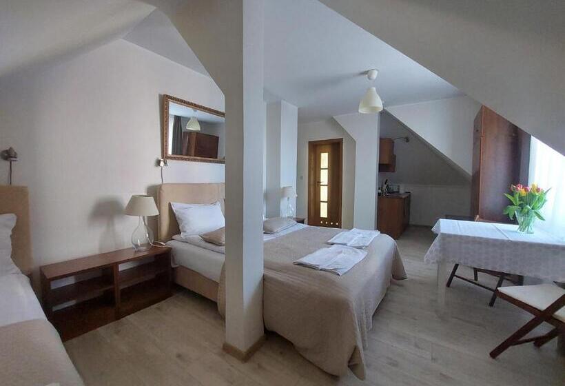 اتاق لوکس سه تخته, Willa Julia