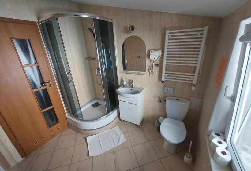 اتاق لوکس سه تخته, Willa Julia