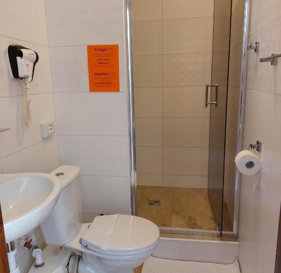 اتاق لوکس سه تخته, Willa Julia