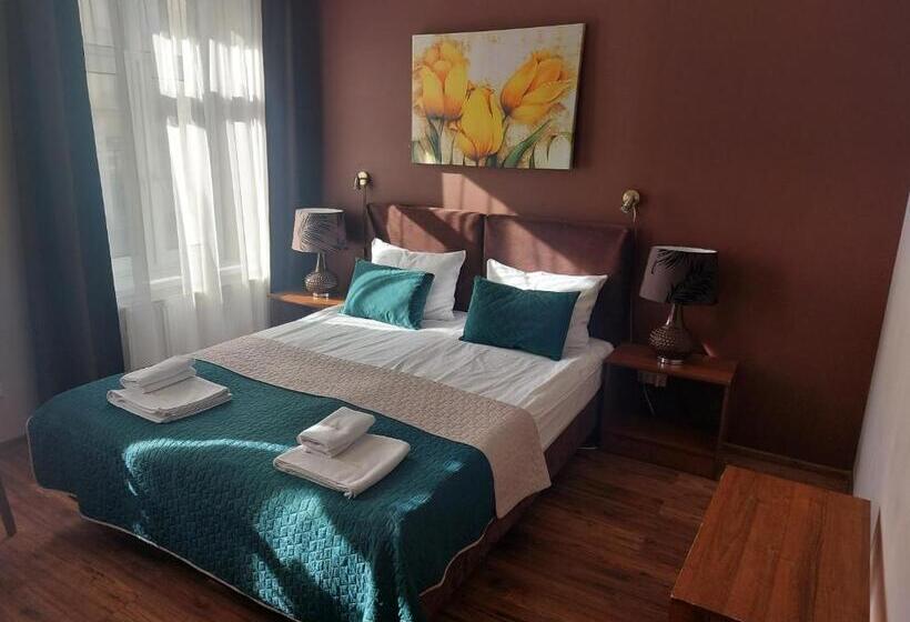 اتاق راحتی سه تخته, Willa Julia