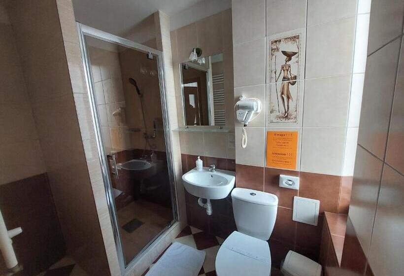 اتاق راحتی سه تخته, Willa Julia