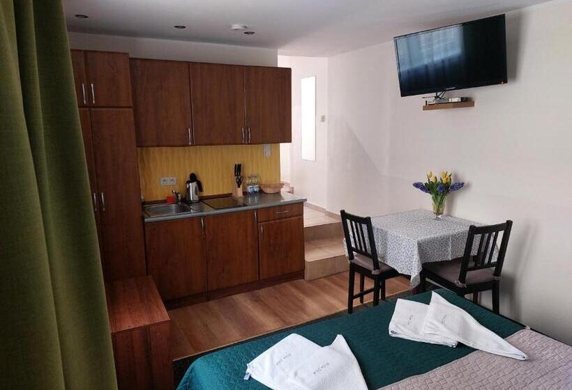 اتاق لوکس سه تخته, Willa Julia