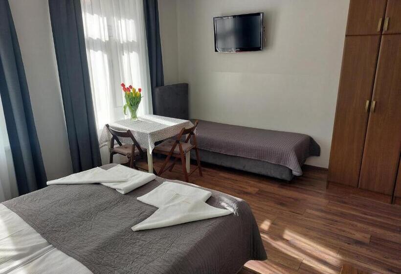 اتاق لوکس سه تخته, Willa Julia